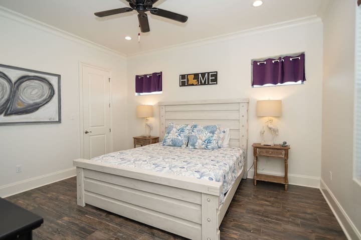 Главна спална соба со удобен брачен кревет. 