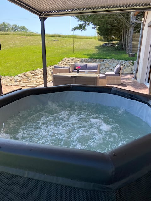 Gîte Le Logis 6 to 8 people with jacuzzi and pool
