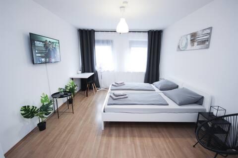 City location 4 rooms 7 Beds Balcony Netflix INET