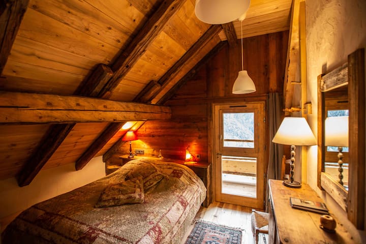 غرفة نوم في الطابق العلوي بسرير مزدوج 160 سم × 200 سم.