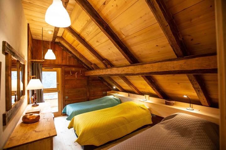 غرفة نوم في الطابق العلوي مع ثلاثة أسرّة معيارية.
سريران 90 سم في 200 سم يمكن إقرانهما وسرير واحد 90 سم في 190 سم