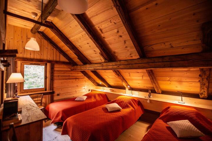 غرفة نوم في الطابق العلوي مع ثلاثة أسرّة معيارية.
سريران 90 سم في 200 سم يمكن إقرانهما وسرير واحد 90 سم في 190 سم