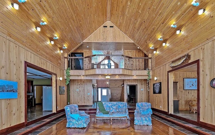 Luxury Lakeside Cottage - Kawartha Lakes