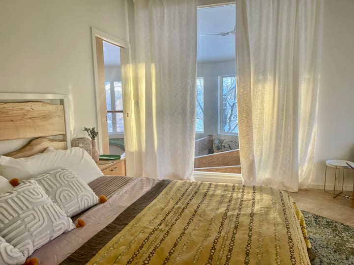 Lodge-Upstairs - დიდი საწოლი ბამბუკისა და თხილამურის ფანჯრის ხედით,ჭერის ვენტილატორის მოსასვენებელი სივრცე შესანიშნავი ოთახისა და ტბის ხედით