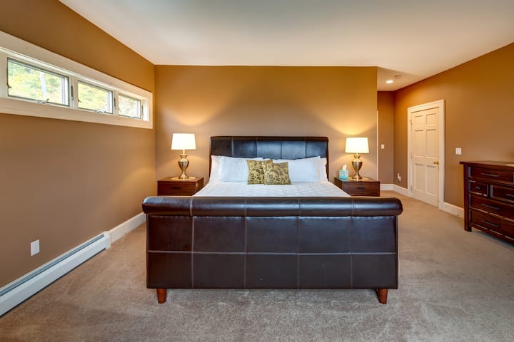 Bedroom 1 of 4 is on the first floor. Featuring a king bed, ensuite and magnificent views.  Some furniture and bedding have been changed. 
