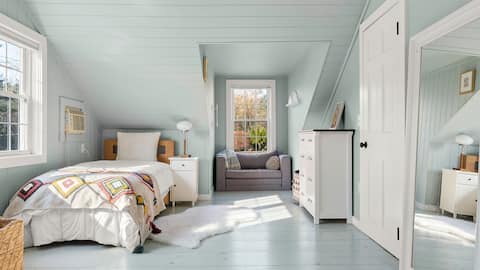 Stylish Mid-century Modern Berkshires Cape