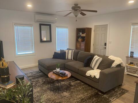 Cheerful 1 bedroom home in the center of town.