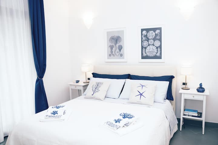 Dvojlôžková spálňa je priestranná a vybavená všetkým pohodlím. Všetky vaše odevy budú pohodlné v šatníku so zásuvkami. 