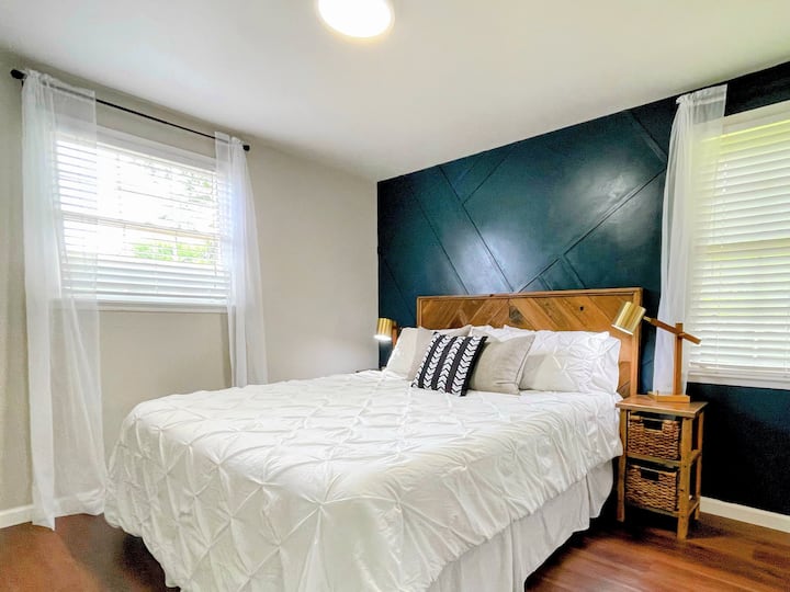 Основна спалня с мемори пяна калифорнийско легло тип Кинг. 