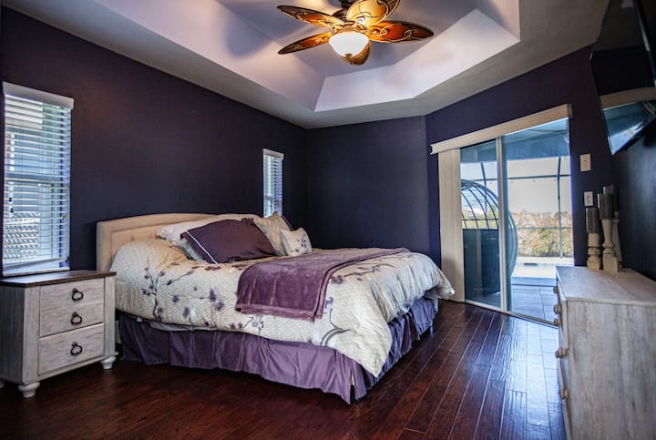 ห้องนอนใหญ่พร้อมเตียงคิงไซส์