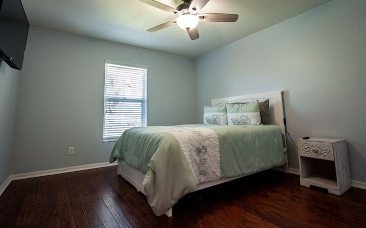 ห้องนอนแขกที่ 2 พร้อมเตียงควีนไซส์และสมาร์ททีวีที่มองเห็นคลอง