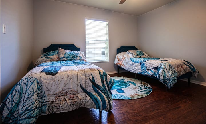 ห้องนอนผู้เข้าพักมีเตียงแฝด 2 เตียงและสมาร์ททีวี