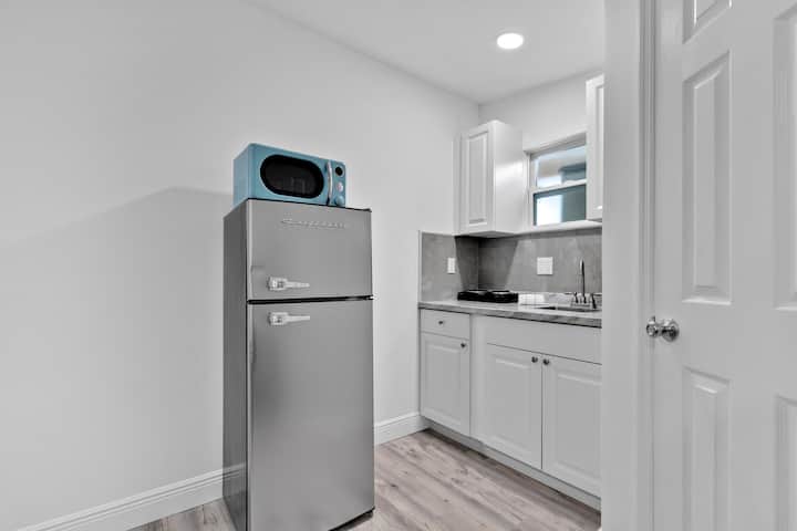 Primestay25%off! • Private Studio Desk & Parking - South Miami, FL