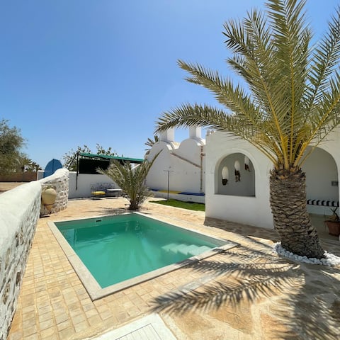 Cheerful authentic villa with pool & warm outdoors