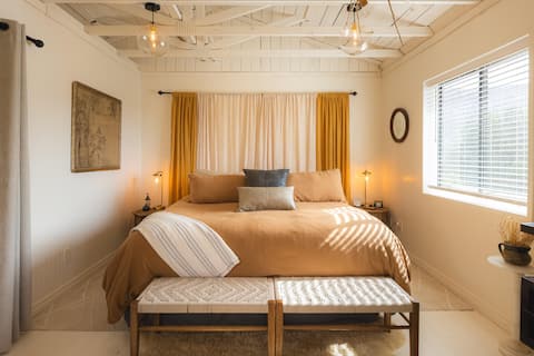 Lakeside Historic Radio Tower Near Zion: Hot Tub!