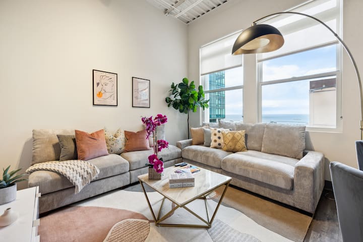 Downtown 3bd Penthouse| Lake Mich VIEWS +gym