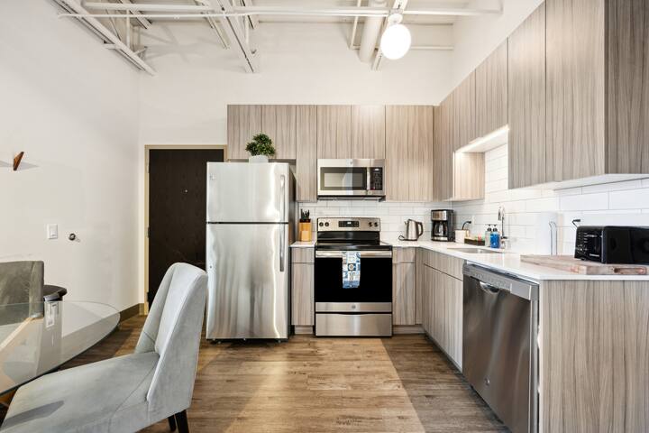 Downtown 3bd Penthouse| Lake Mich VIEWS +gym gallery image 4