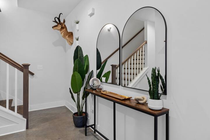 The Speakeasy (Rooftop HOT TUB!) gallery image 5