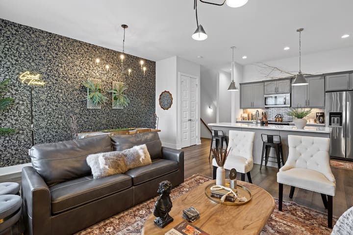 The Speakeasy (Rooftop HOT TUB!)