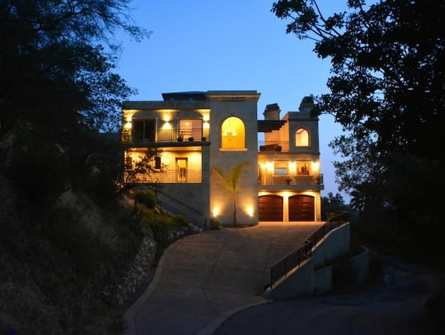 Gorgeous 4 bedroom ocean view villa with hot tub gallery image 2