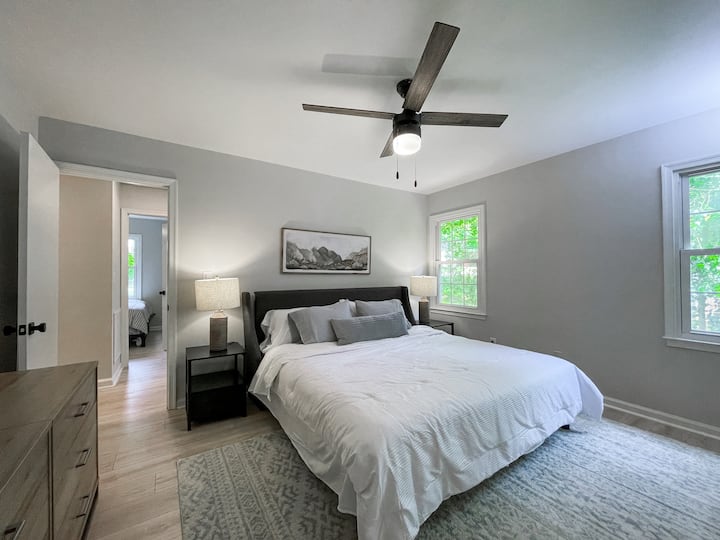 Camera padronale con letto matrimoniale grande e vasca/doccia annessa.