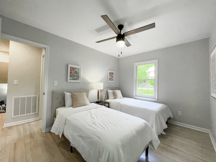 Camera da letto due con due letti singoli.