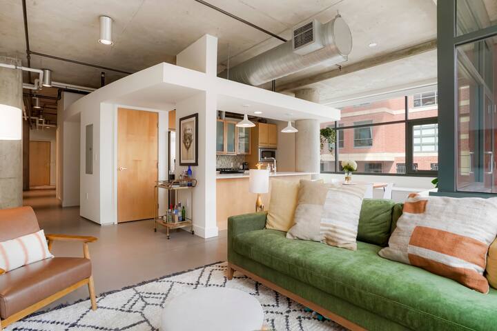 Beautiful 2br/2ba Condo in Ideal Downtown Location gallery image 2
