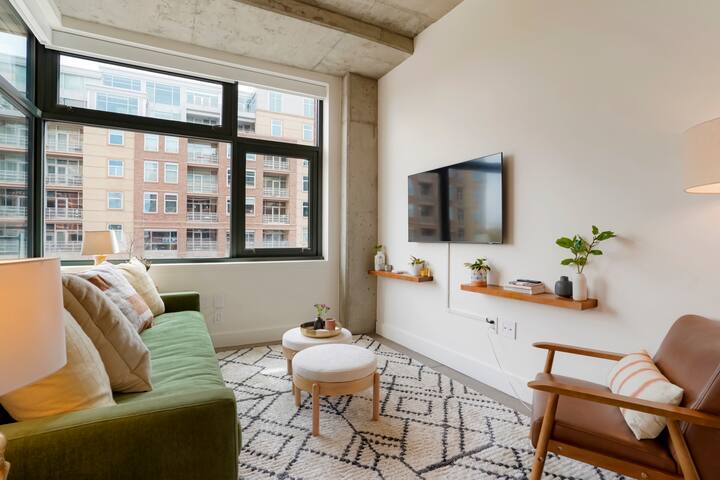 Beautiful 2br/2ba Condo in Ideal Downtown Location gallery image 3