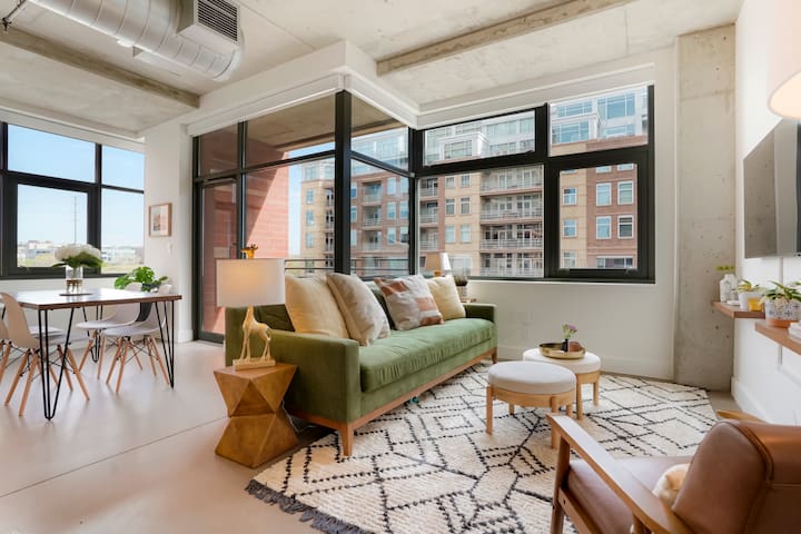 Beautiful 2br/2ba Condo in Ideal Downtown Location