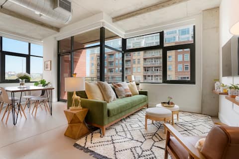 Top Airbnb: Beautiful 2br/2ba Condo in Ideal Downtown Location in Union Station