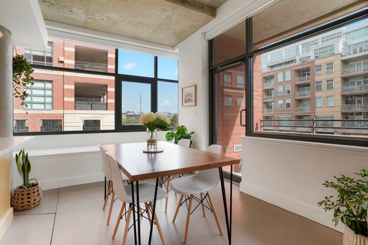 Beautiful 2br/2ba Condo in Ideal Downtown Location gallery image 4