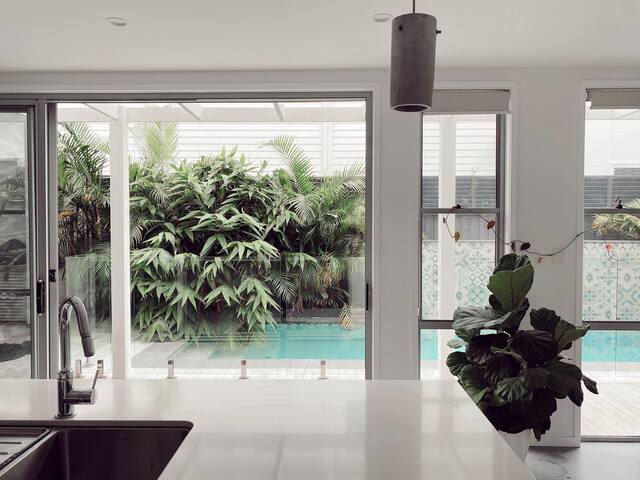 Daybreak Vista. A modern beach home. gallery image 5