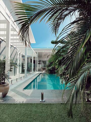 Daybreak Vista. A modern beach home. gallery image 3