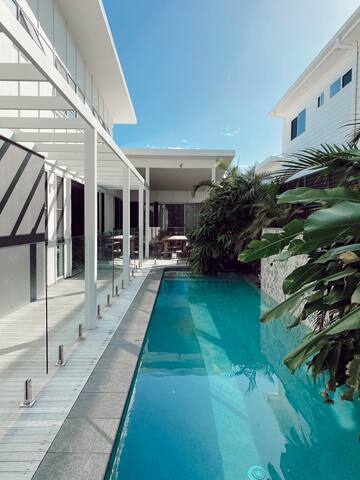 Daybreak Vista. A modern beach home.