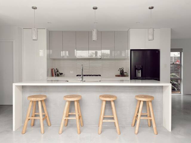 Daybreak Vista. A modern beach home. gallery image 4