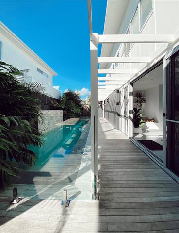 Daybreak Vista. A modern beach home. gallery image 2