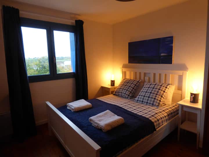 glavna spavaća soba s krevetom i WC-om od 160 cm