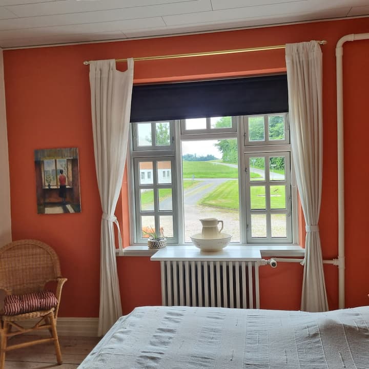 Sovrum med en dubbelsäng (140x200 cm)