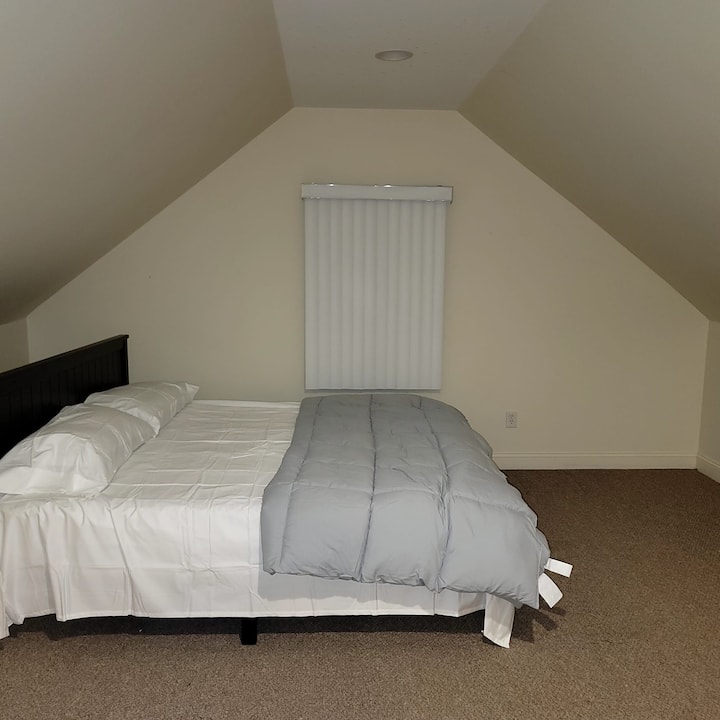 king bedroom with free food.3 mint walk to train Houses for Rent in