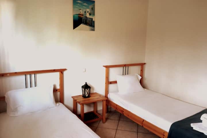 ห้องนอนชั้นล่าง