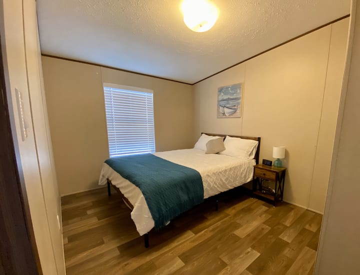 Chumba cha kulala 2 kina kitanda cha ukubwa wa malkia.  