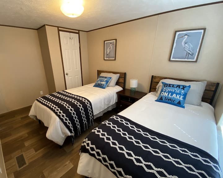 Chumba cha 3 cha kulala kina vitanda viwili vya ukubwa. 