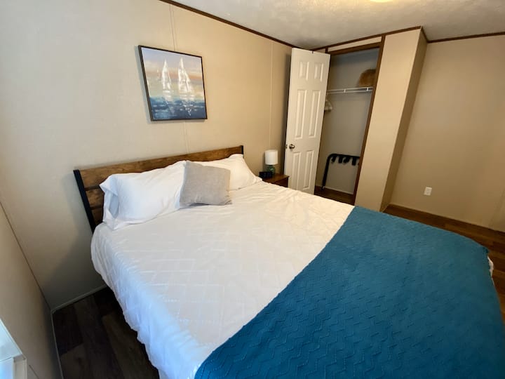 Chumba cha kulala 1 kina kitanda cha ukubwa wa malkia.