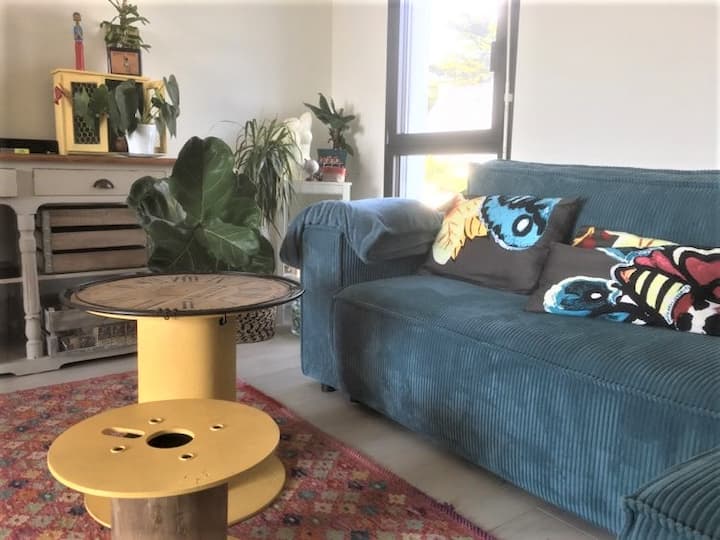 סלון עם ספה שניתן לפתוח למיטה נוספת