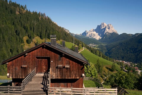 Stunning 2 storey barn with great mountain view