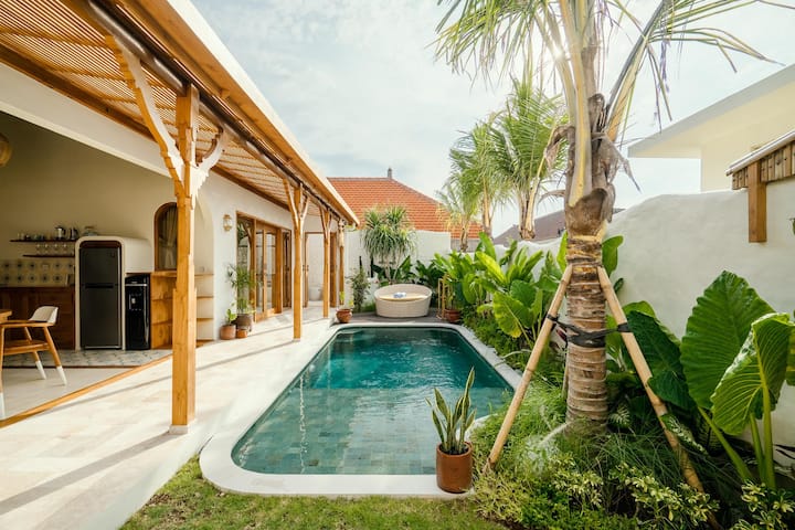 Tropical Hideaway 1BR Pool Villa Prime Location