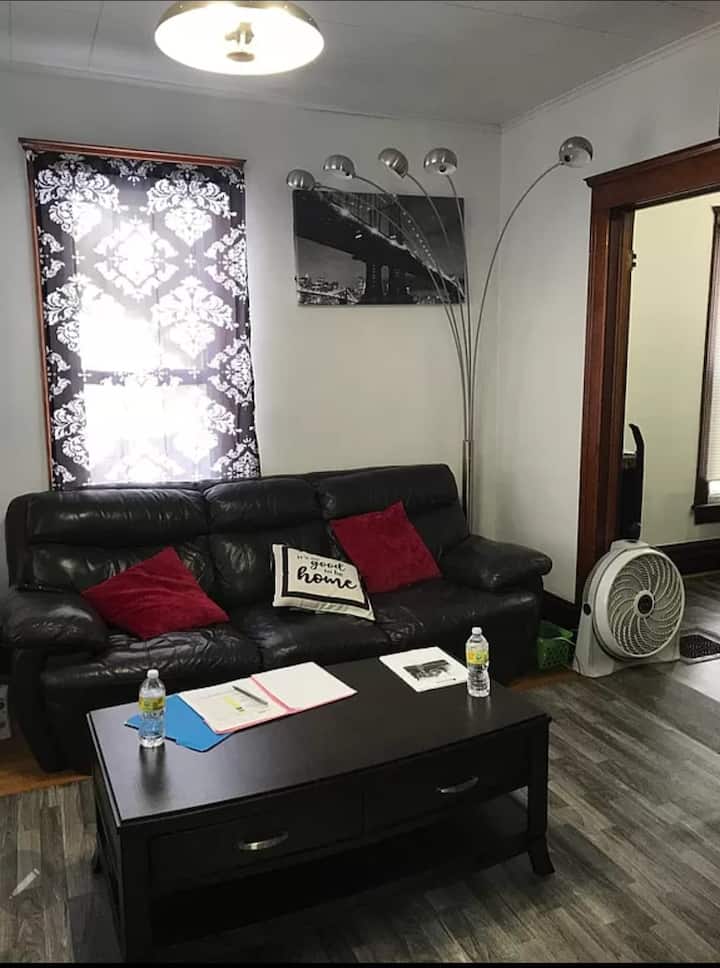 A Beautiful Cozy House With Bbq Grillhuge Backyard - Freeport, IL