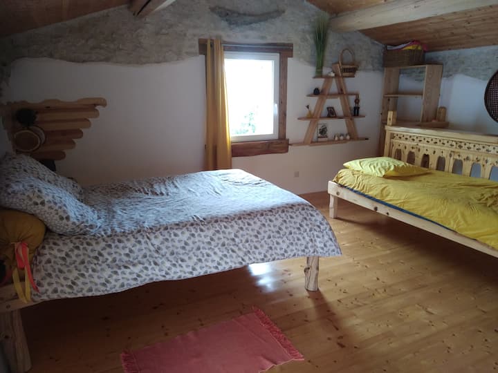 一張可供兩人入住的牀。
一張單人牀。