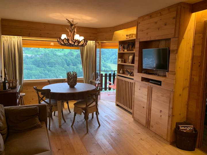 Charming Apartment with Views of the Valley