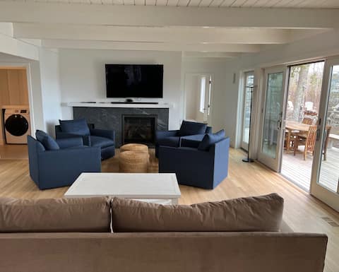 Top performing Airbnb: Waterfront Home w/4 Bdrms, Private Dock & HotTub in New Seabury